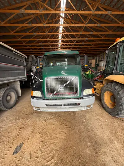 2002 Volvo VLN D12 motor @ 425 hp 10 speed auto shift 500k Good shape always sheeded Clavet sk 306-3...