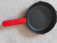 Removeable rubber handle for cast iron fry pan