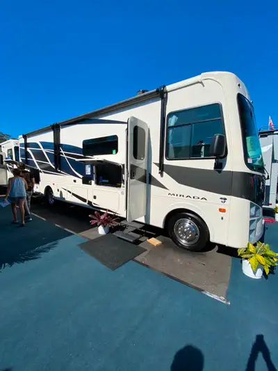 Motorisé classe A Mirada 32LS 2022 par Coachmen comme neuf, seulement 31 000 km, 199 000$ Moteur V8...