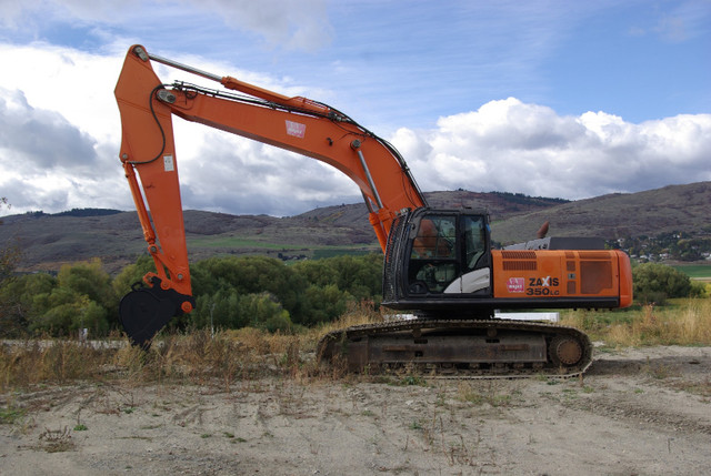 2014 Hitachi 350LC Excavator in Heavy Equipment in Vernon
