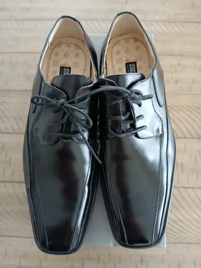 Brand new Stacey Adams plain toe leather men's dress shoes for sale. Size 9 D, black in colour. Neve...