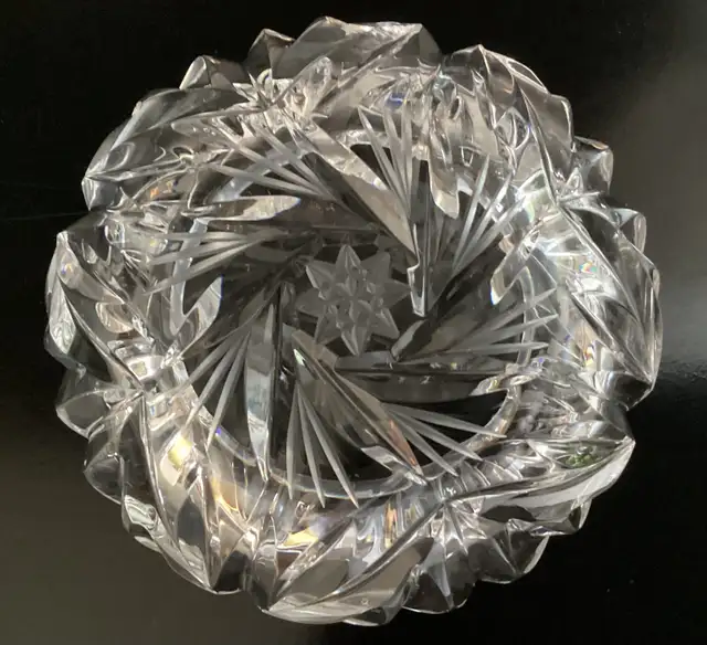 PRICE DROP! 4” Pinwheel Cut Clear Crystal Ashtray w 8-Point Star in Home Décor & Accents in West Island - Image 3