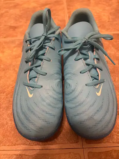 Like new Clean shoes, barely used. Size 7,5 Souliers de soccer intérieur, propres presque pas utilis...