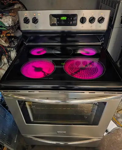 Frigidaire Convection Stove. self Clean. Garantie.FREE Delivery, View more