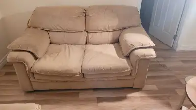Ensemble de 2 causeuses beiges. Assise très moelleuse et confortable. Signe d'usure sur 1 coussin d'...