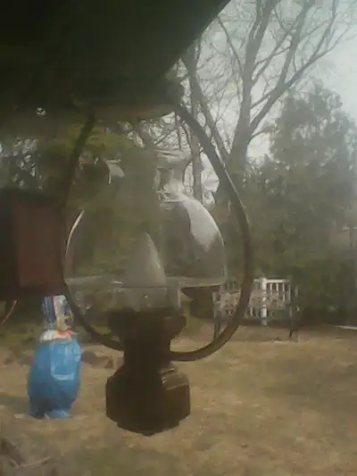 Lampe plafonnier style ancien avec globe de verre et ampoule style flamme 20$