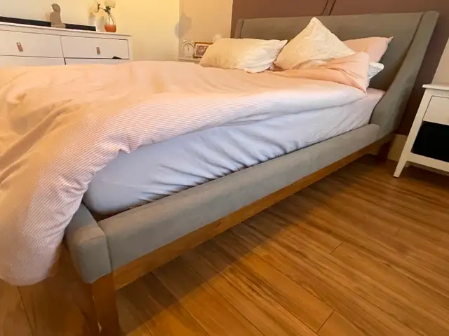Lit queen + matelas in Beds & Mattresses in City of Montréal - Image 5