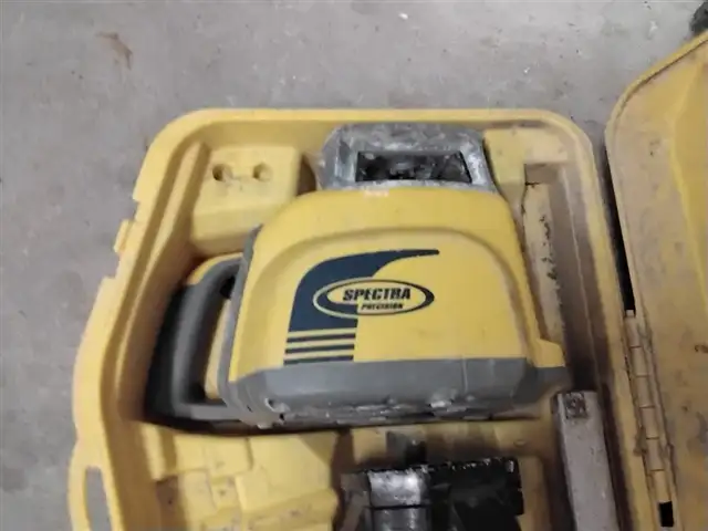 SPECTRA PRECISION LASER LEVEL WITH TRANSMITTER AND TRIPOD in Power Tools in Barrie - Image 2