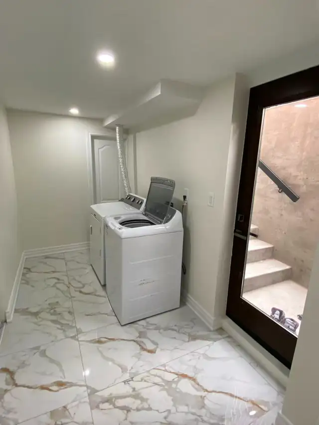 2 bedrooms in fully renovated house QEW/ErinMillsPkwy Feb 1st