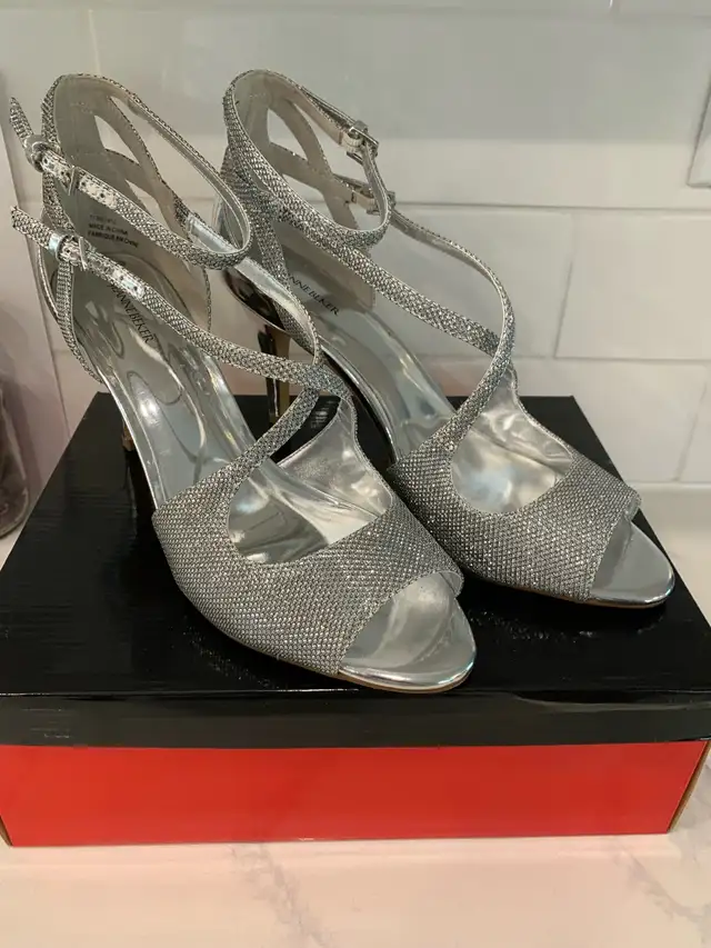 Women’s  sliver evening shoes - size 11 B  -  $28.00 in Women's - Shoes in Oshawa / Durham Region - Image 3