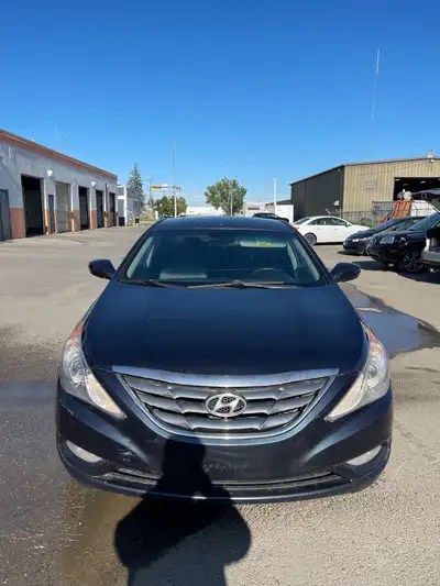 2012 Hyundai Sonata GLS 4 Cly 5 seats 160,000 LOW KM Rebuilt status & hail damage Alberta registered...