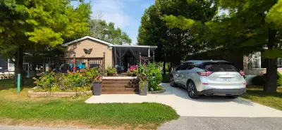 2017 Northlander Reflection Park Model Trailer (38’x12’) 13 Southline Ave, Kincardine. River Bend #2...