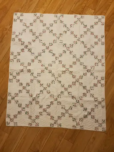 30 $ l’unité. 2 courtepointes pour bébé. Piquées à la main. Réversible. Lavable à la machine. 1) Bla...