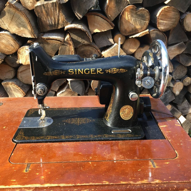 Antique Singer Sewing Machine with Table in Arts & Collectibles in St. Catharines
