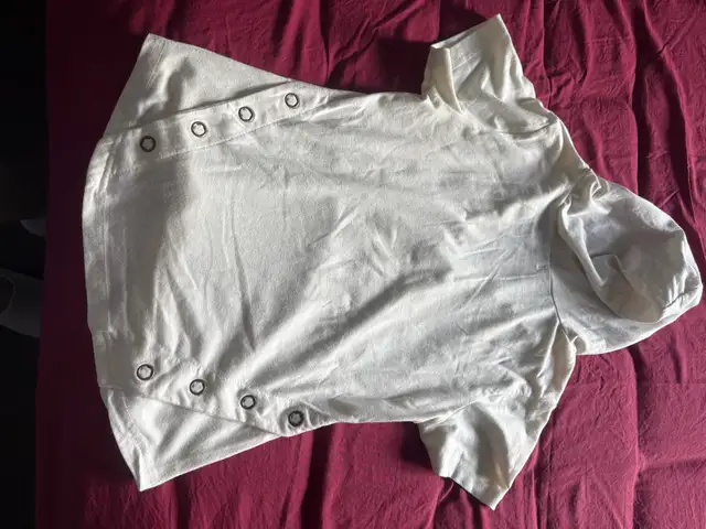 girl’s short sleeve hoodie  in Kids & Youth in Markham / York Region - Image 3