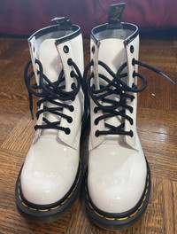 WHITE 1460 SMOOTH LEATHER LACE UP BOOTS DR. MARTENS