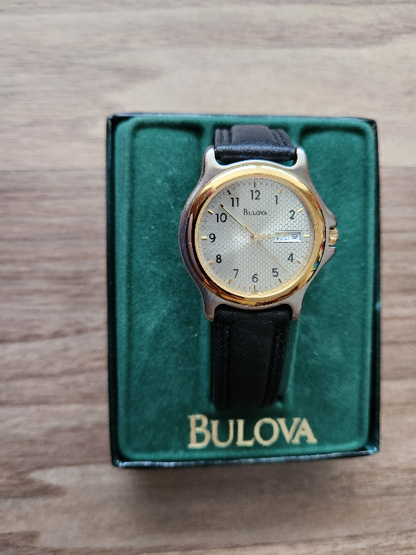 Montre Bulova à quartz neuve pour homme dans Bijoux et montres  à Laval/Rive Nord