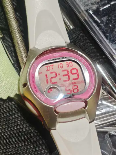 This used Casio Illuminator watch is perfect for everyday wear with its digital display and sporty w...