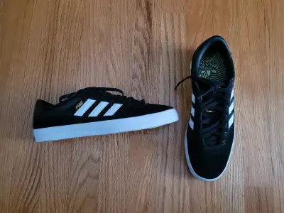 Souliers NEUFS Adidas femme 9 homme 7, View more