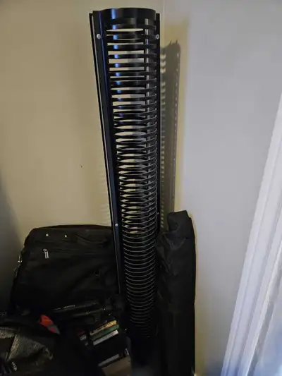 This used media storage tower is perfect for organizing your CDs, DVDs, or Blu-rays, with a sleek bl...