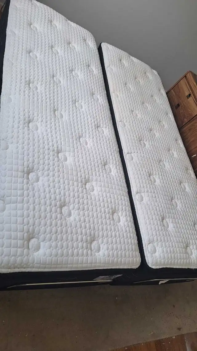 LEVA queen adjustable split bed & mattresses and sheets in Beds & Mattresses in Oshawa / Durham Region - Image 2