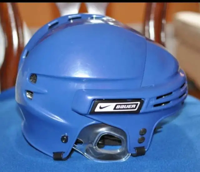 Self-adjustable Bauer Hockey Helmet with Shield in Hockey in Mississauga / Peel Region - Image 2
