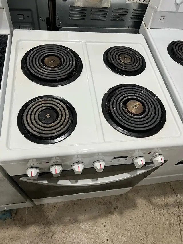 24 inch w apartment size electric stove Range oven  in Stoves, Ovens & Ranges in Mississauga / Peel Region - Image 3