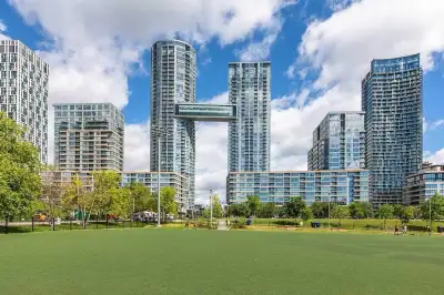 2 Bed + 2 Bath Condo w/ Parking + Locker – 21 Iceboat Terrace