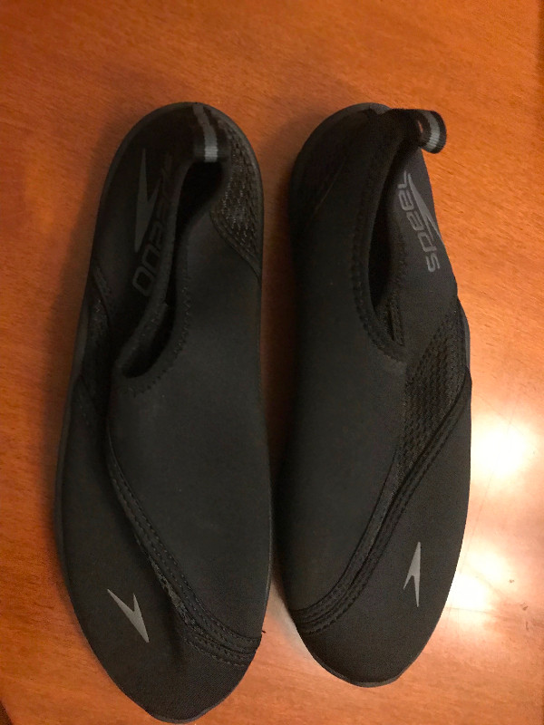 Water shoes Speedo black for men size 8 for sell dans Chaussures pour hommes  à Laval/Rive Nord