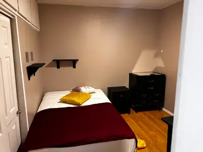 Belles chambres à louer – maintenant. Il s'agit d'un appartement entièrement rénové de trois grandes...
