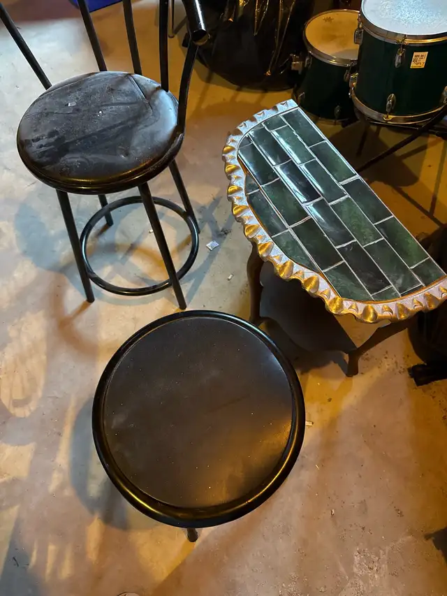 Table and stools/chairs in Dining Tables & Sets in Winnipeg - Image 2