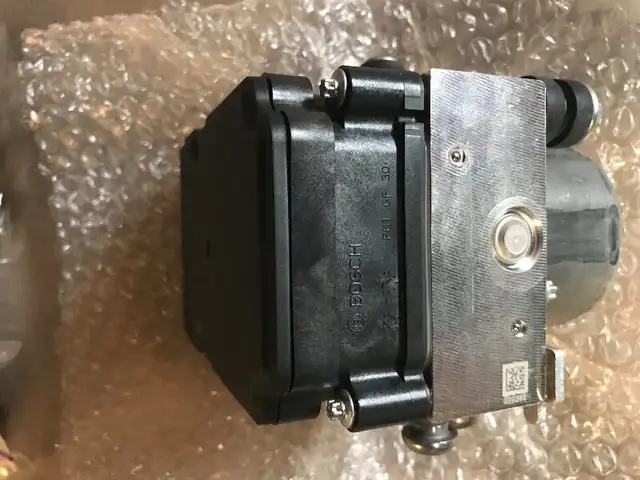 New BMW s1000rr electronic ABS Pump Anti Lock Brakes Module OEM in Other in City of Toronto - Image 6