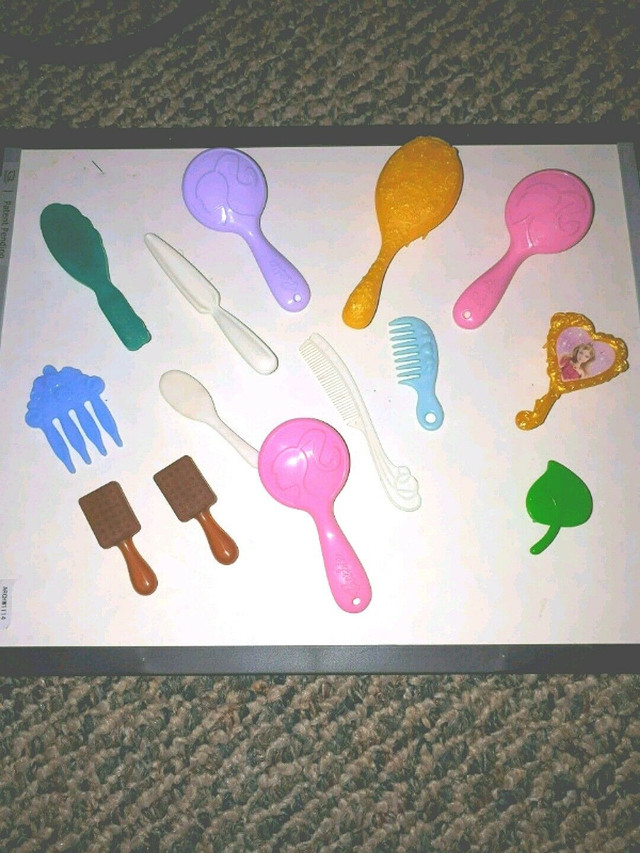Barbie brush & combs
14pcs in Toys & Games in St. Catharines - Image 2