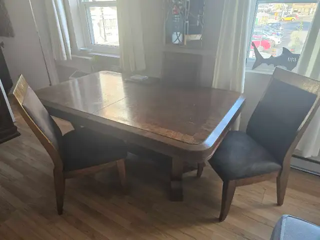Beautiful Ashley Furniture dining table and Hutch. 7/10 in Dining Tables & Sets in Hamilton - Image 2
