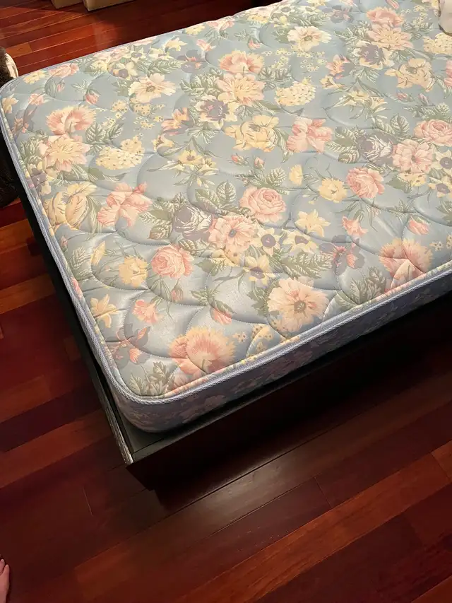 Lit simple en bois in Beds & Mattresses in Laval / North Shore - Image 9