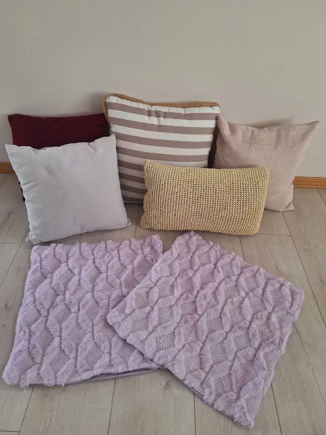 Throw pillows 512634035562106880