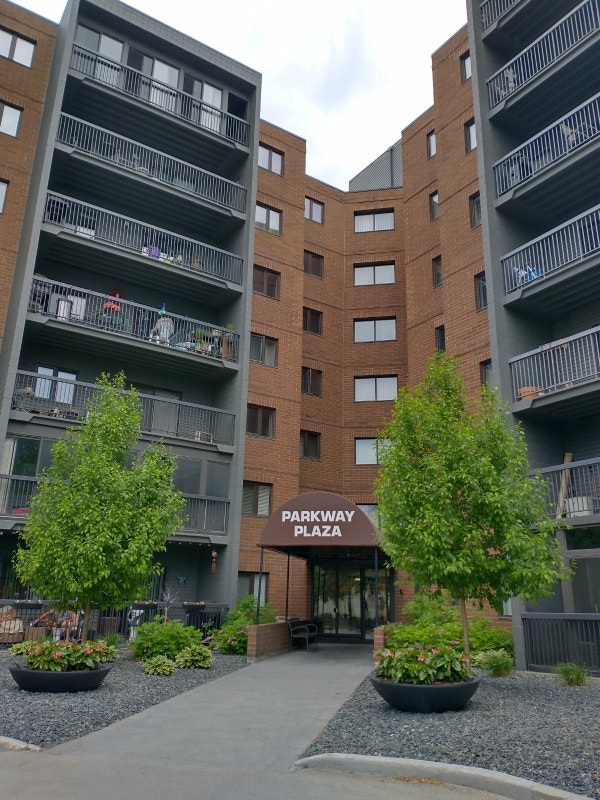 Large 1260 sq.ft 2 bed, 2 bath Condo with indoor parking Long Term