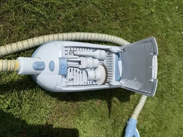 Electrolux Vacuum Cleaner in Vacuums in Annapolis Valley - Image 3