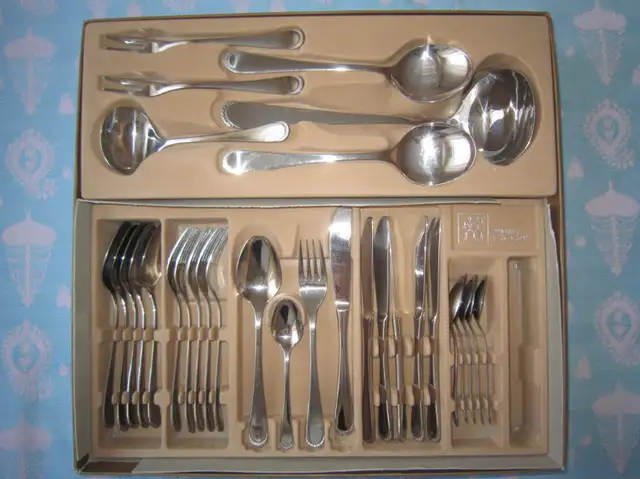 Zweilling 30 piece Flatware Set in Kitchen & Dining Wares in City of Toronto - Image 2