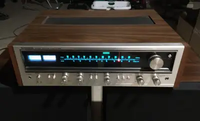 Beautiful Pioneer SX-636 Receiver amplifier