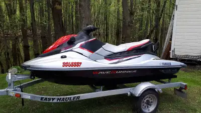Motomarine Yamaha ex Deluxe wave runner 3 places impeccable propriétaire femme. Nombre total d'heure...