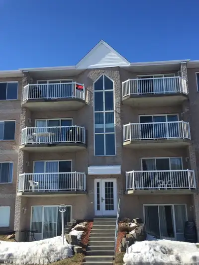 Disponible 1 mai 2026 Charlesbourg / Montagnes des Roches, 41/2, quatrième etage, belle vue panorami...