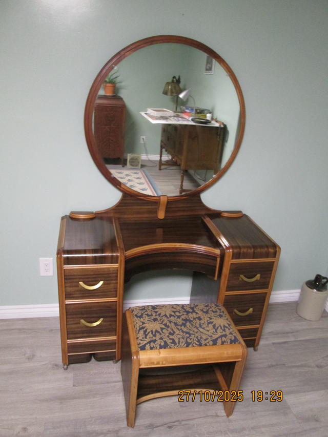 5 drawer vanity with original mirror and seat in Dressers & Wardrobes in Timmins - Image 2