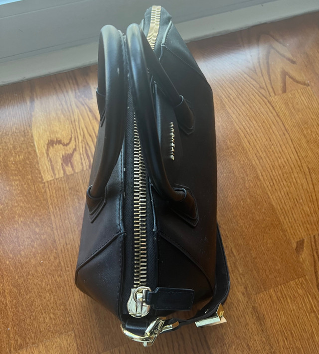 Black Medium Leather Bag dans Femmes - Sacs et portefeuilles  à Ville de Toronto - Image 3