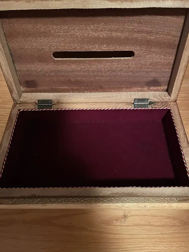 Hand made wood & mother of pearl decorative tissue box in Home Décor & Accents in City of Montréal - Image 4