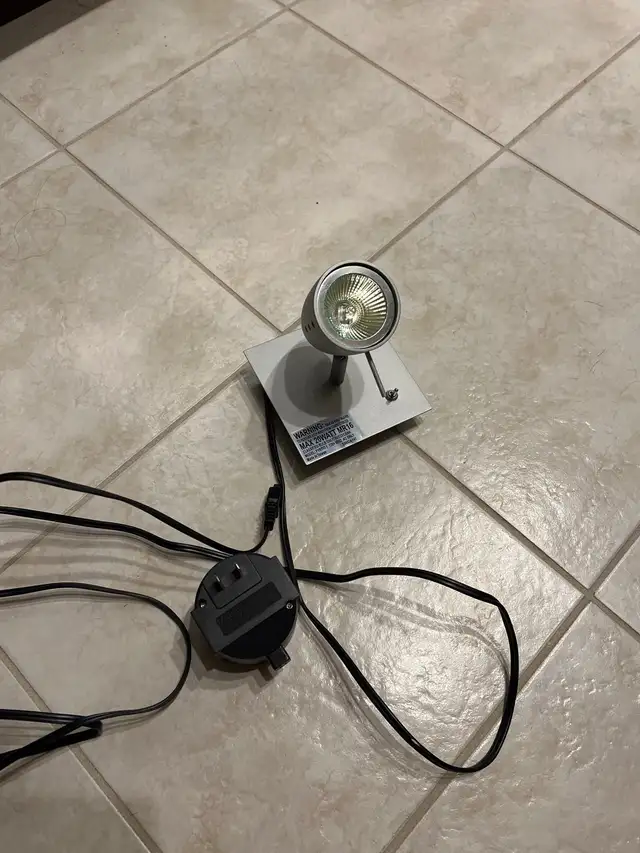 Light Fixture (Adjustable) in Indoor Lighting & Fans in Ottawa - Image 2