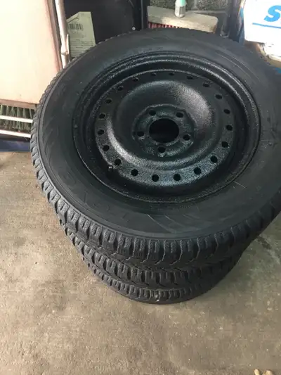 3 Toyo Observe GSi 5 winter tires, mounted on steel rims. • Size: 195/65R15 • Studless winter tires...