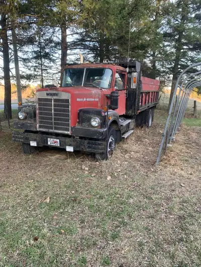 Je vends un camion Western Star de 1975, un véritable classique! 819-264-5319 Si l'annonce est toujo...