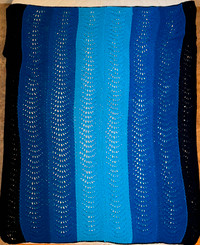 Couverture de laine en tricot, fait à la main. 3 tons de bleu