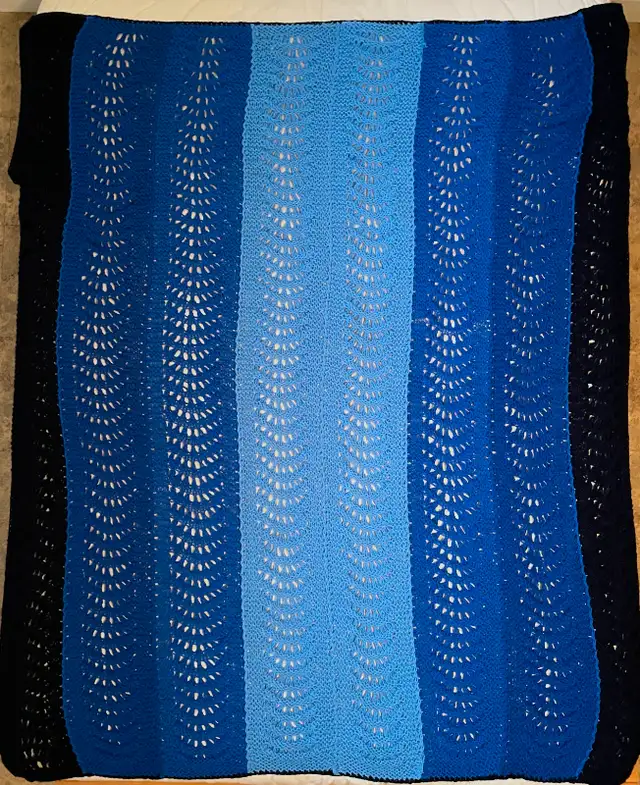 Couverture de laine en tricot, fait à la main. 3 tons de bleu in Hobbies & Crafts in Québec City - Image 2
